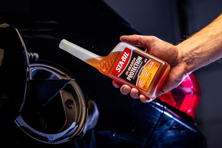 22264_in-use_in-season-pouring-black-suv-6