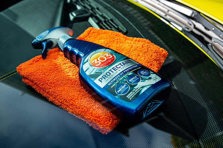 30382_lifestyle_yellow-corvette-dash-through-windshield-microfiber-1