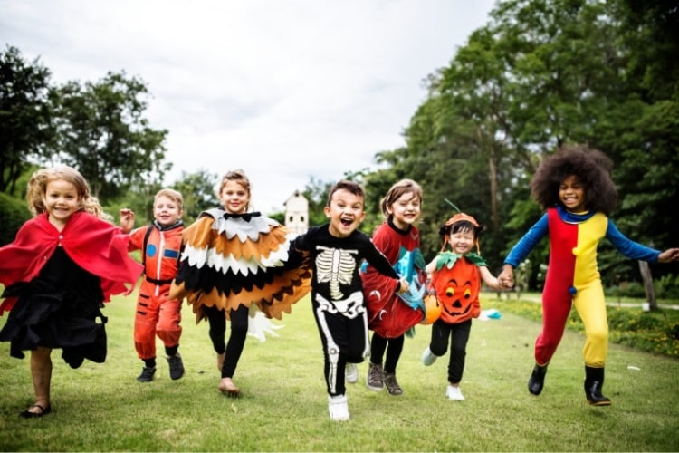 Halloween safety begins with a good plan and activities that are well organized. There are several important safety tips that both kids and adults should follow.