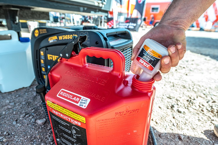 22294 In Use Pouring Gas Can UTV Background min