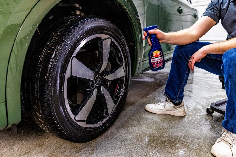 30591 In Use Cleaning Audi Q5 Wheels 3
