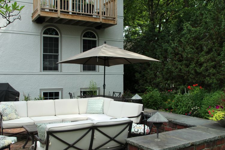 backyard-patio-set-with-umbrella