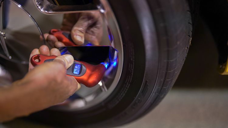 Lifestyle_checking tire pressure tire gauge digital Lifestyle checking tire pressure tire gauge digital